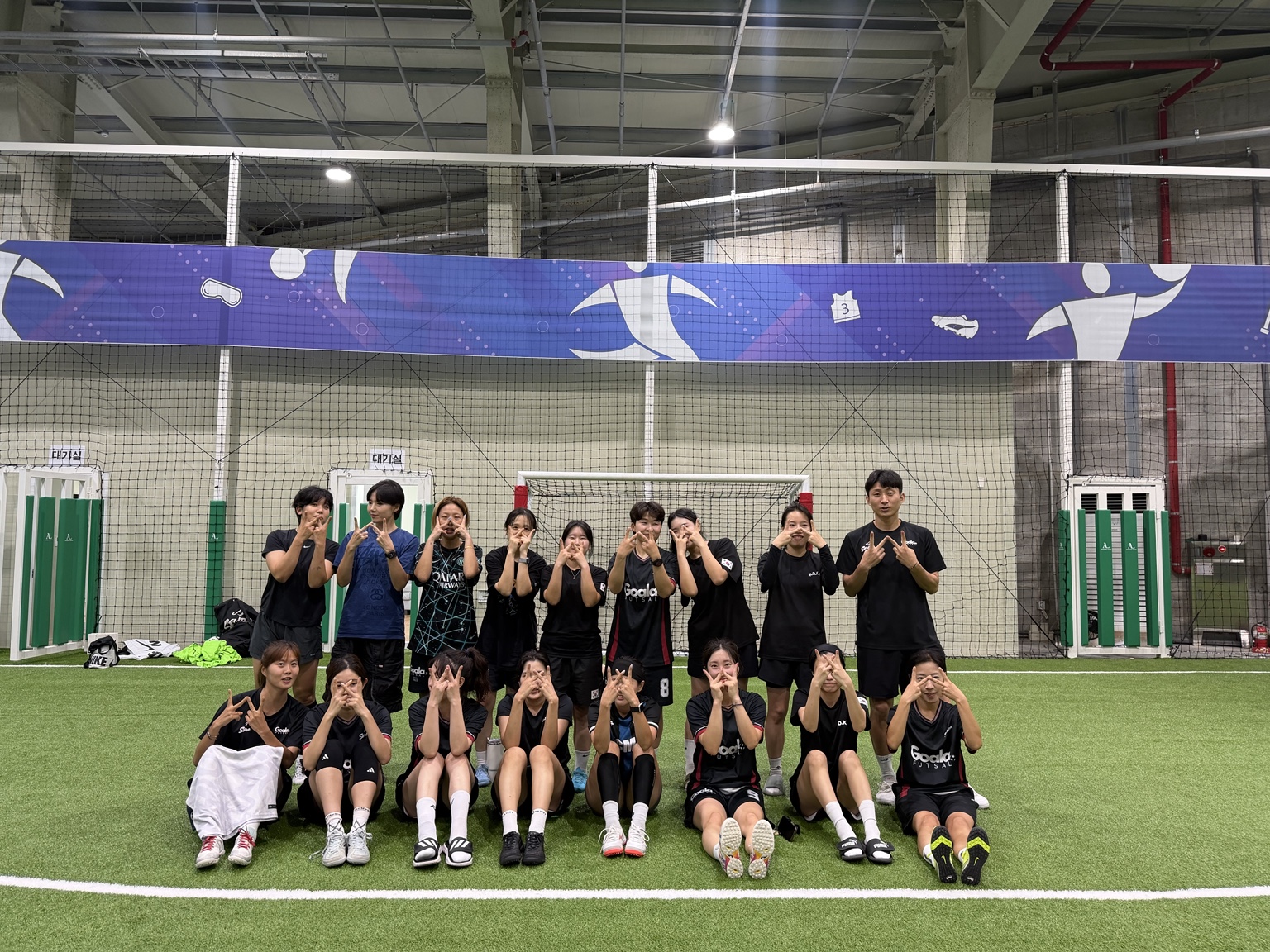 실내 풋살 구장에서 함께 모여 단체사진을 찍은 GOALA FS 회원들